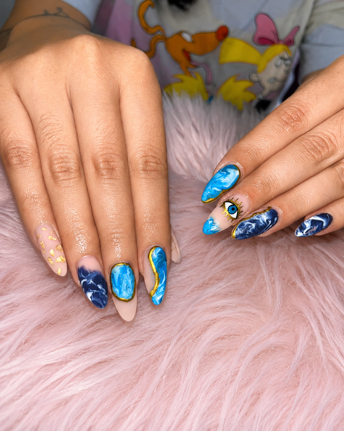 Nail art ojo con mármol azul