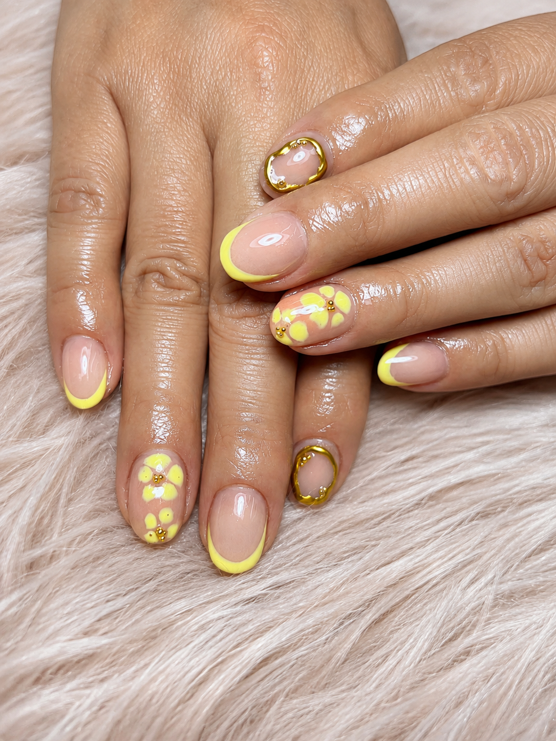 French amarillo con floral dorado