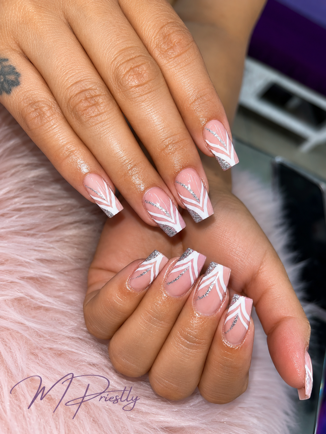 Manicura french con diseño plateado M.Priestly