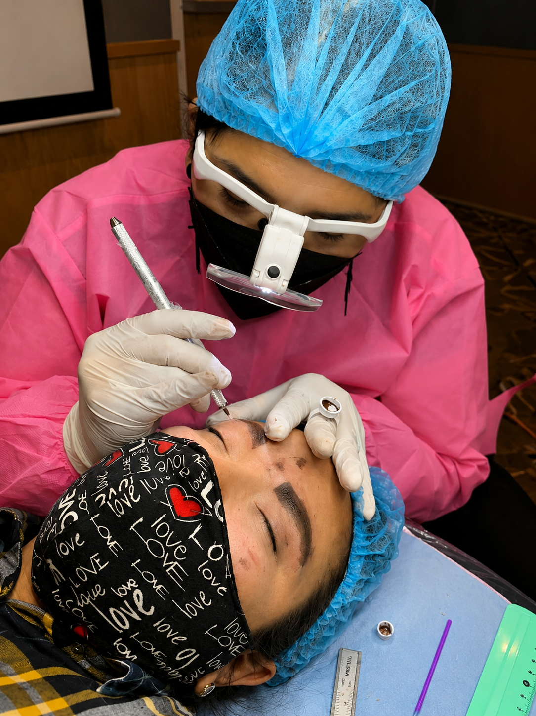 Micropigmentación de cejas — proceso profesional